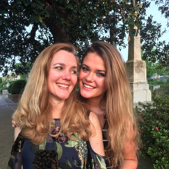 Meet your Posher, Lisa 🎉Top Rated Seller❤️ - Picture 1 of 1